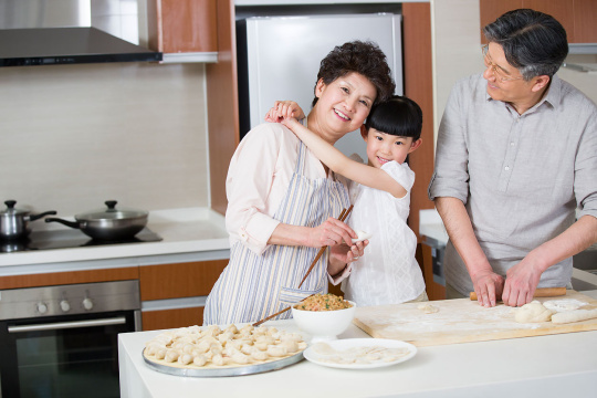 爷爷奶奶和孙女包饺子