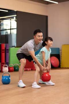 小女孩上健身课