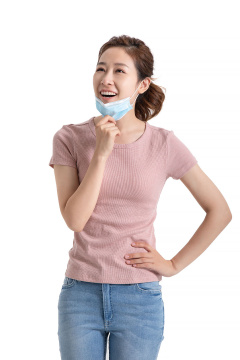年轻女士戴医用口罩
