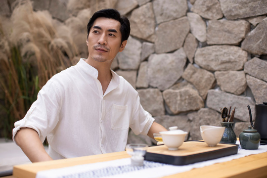 中年男子在茶室里品茶