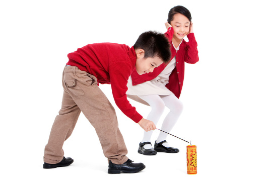 小男孩和小女孩一起放爆竹