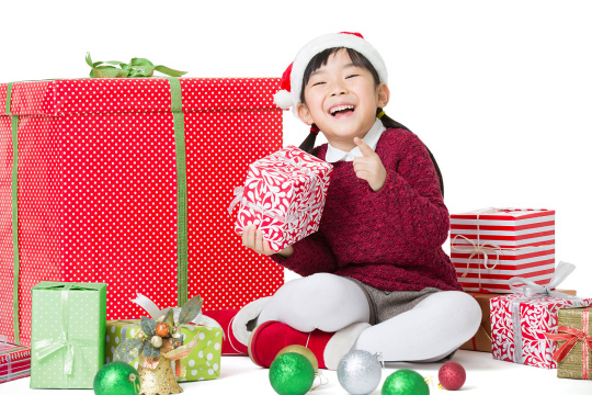 快乐的小女孩收到许多圣诞礼物