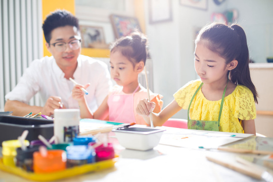 小朋友们上美术课