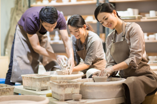 年轻女子上手工陶艺课