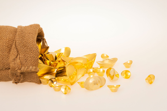 中国传统货币金元宝与麻袋