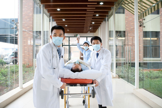 医务工作者抢救病人