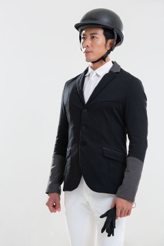 年轻男士身穿马术服