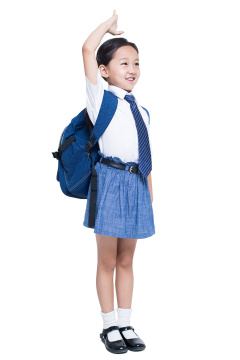 快乐的小学生敬少先队礼