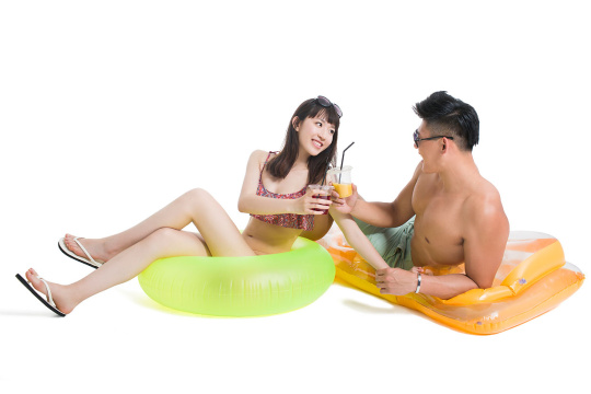 泳装年轻情侣喝饮料