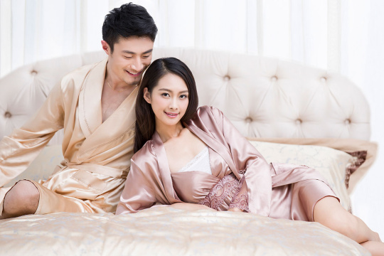 快乐的年轻夫妇