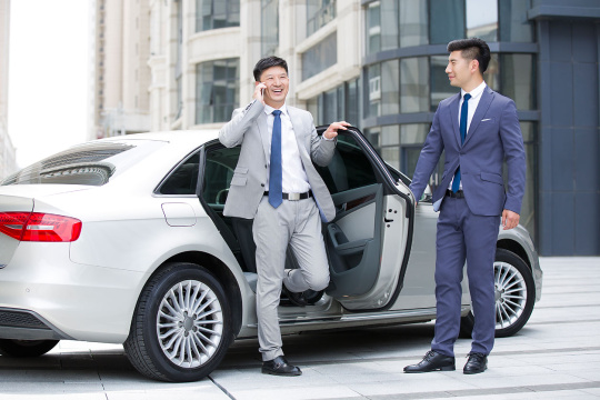 成功商务人士下车