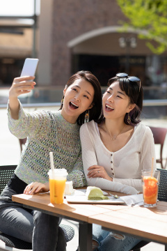 闺蜜俩用手机自拍