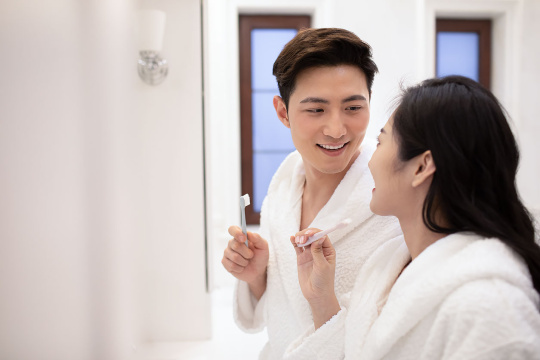 年轻夫妇在浴室刷牙