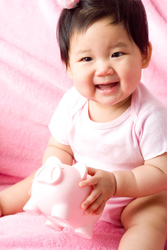 小孩拿着存钱罐微笑