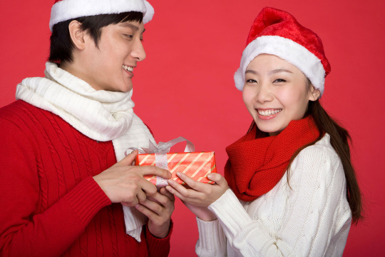 年轻夫妇手捧礼物盒