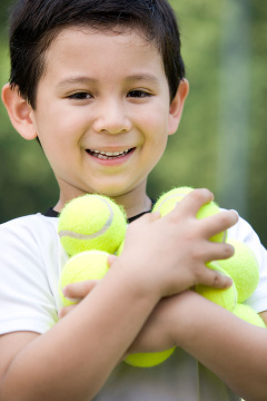抱网球的男孩