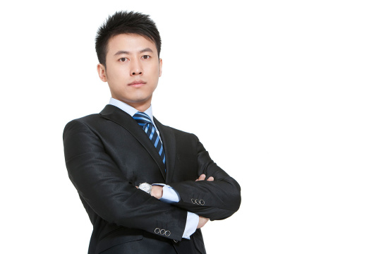 青年商务男士双手交叉