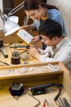 珠宝设计师制作蓝宝石戒指