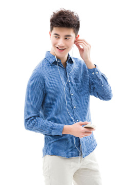 年轻男子听音乐