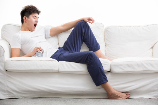 年轻男子刚睡醒