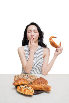 年轻时尚女性吃面包