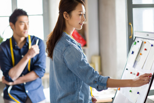 两个服装设计师在工作室工作