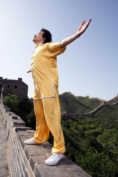 年轻男子在长城表演武术