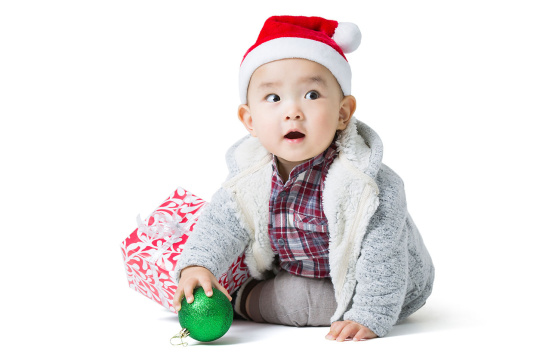 可爱的宝宝和圣诞礼物