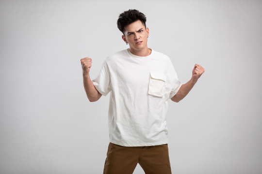 愤怒的年轻男士