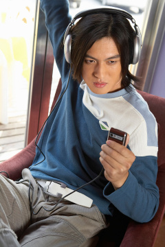 年轻男子听音乐