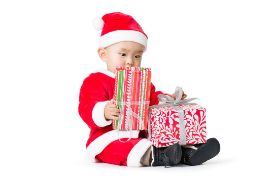 圣诞宝宝拿着礼物