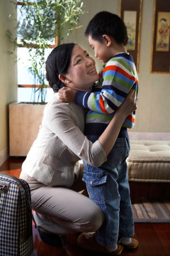 出行的母亲和孩子