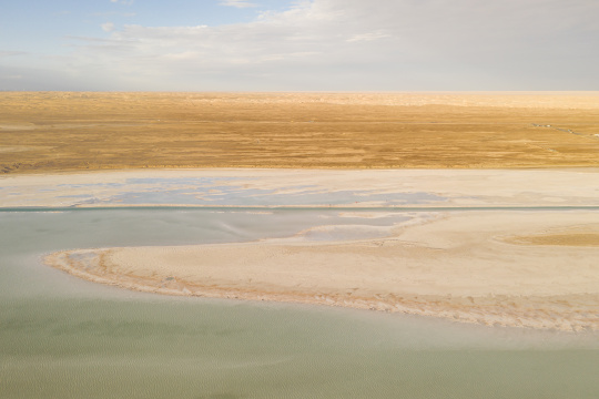 中国青海东台吉乃尔湖湖边风景