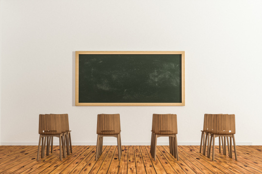 放满椅子的明亮的教室，三维渲染