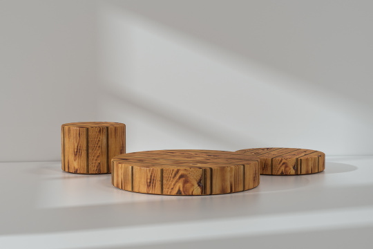 有窗户投影的空房间内的木制物品展示平台，三