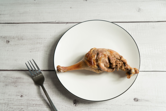 烤鸭腿与浅色背景