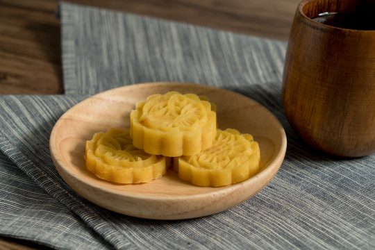 月饼与木纹背景