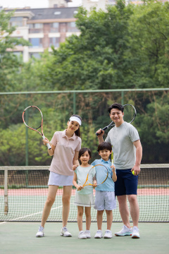 一家人在球场打网球