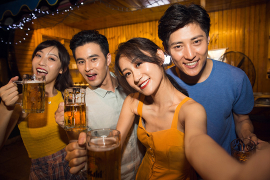 青年人在酒吧喝酒欢呼