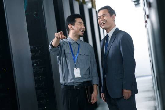 技术人员在机房检测