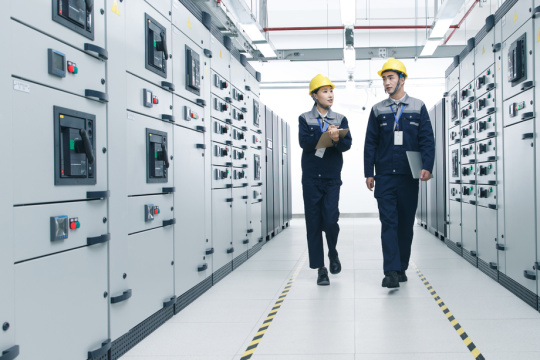 技术人员在工厂里工作