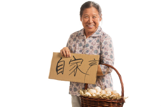 农民拿着鸡蛋