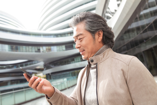 商务男士看手机