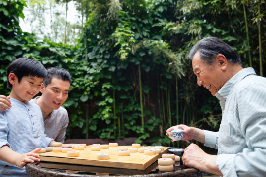 祖孙三人下象棋