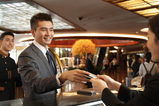 商务男士办理酒店入住登记