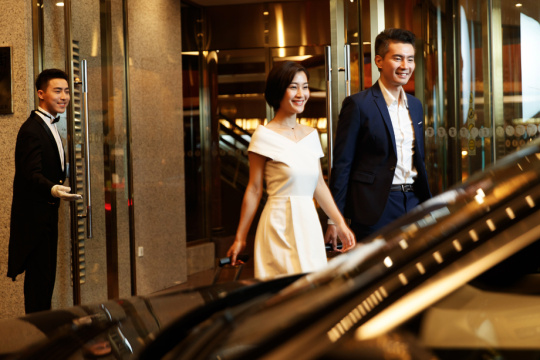 青年夫妇离开豪华酒店