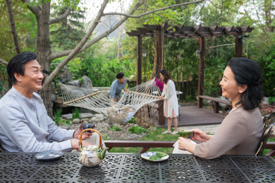 快乐家庭在庭院里玩耍