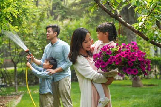 快乐家庭在庭院里