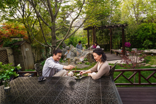 快乐家庭在庭院里玩耍