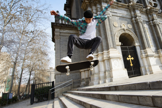 玩滑板的年轻人